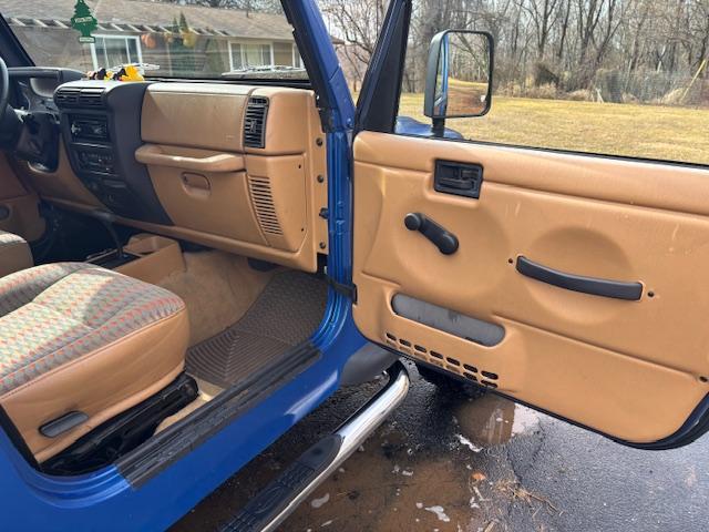 Photo of 1997 Blue Jeep Wrangler