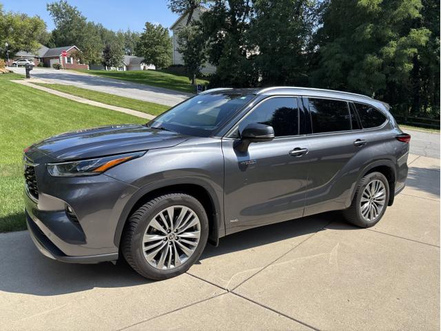 Photo of 2021 Gray Toyota Highlander Hybrid