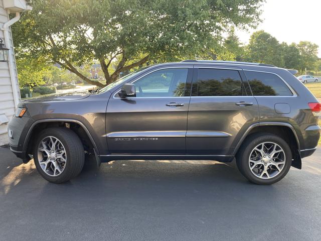 Photo of 2018 Gray Jeep Grand Cherokee