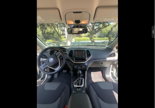 Photo of 2016 White Jeep Cherokee