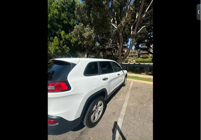 Photo of 2016 White Jeep Cherokee