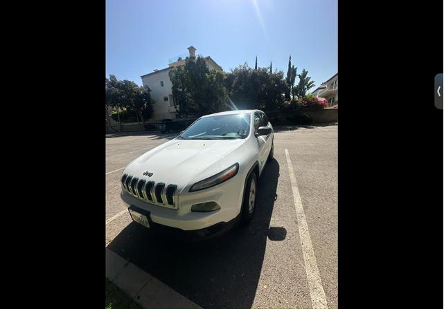 Photo of 2016 White Jeep Cherokee