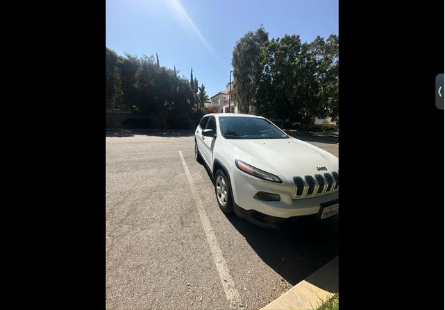 Photo of 2016 White Jeep Cherokee