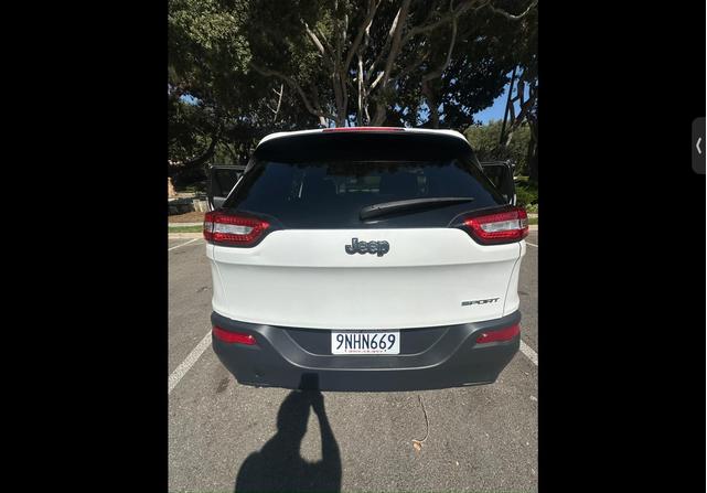 Photo of 2016 White Jeep Cherokee