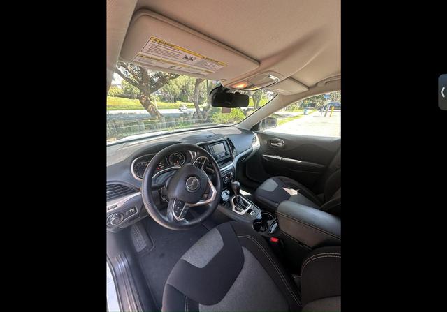 Photo of 2016 White Jeep Cherokee