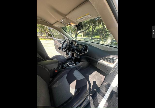 Photo of 2016 White Jeep Cherokee