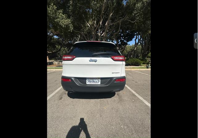 Photo of 2016 White Jeep Cherokee