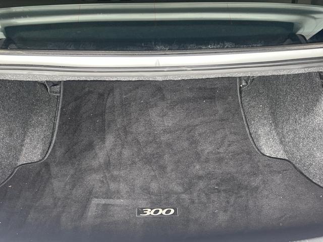 Photo of 2012 White Chrysler 300C