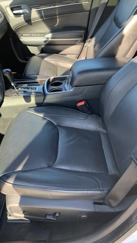 Photo of 2012 White Chrysler 300C