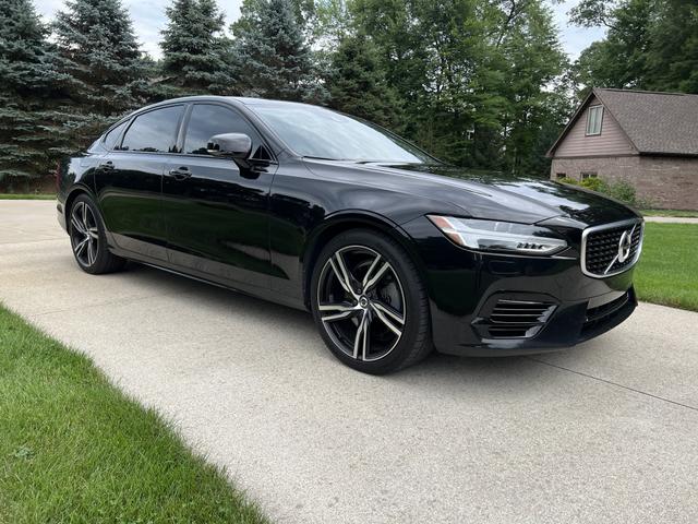 Photo of 2020 Black Volvo S90 Recharge Plug-In Hybrid
