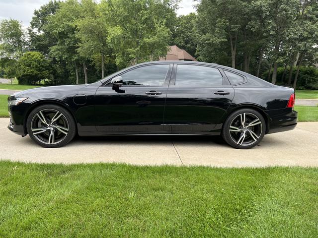 Photo of 2020 Black Volvo S90 Recharge Plug-In Hybrid