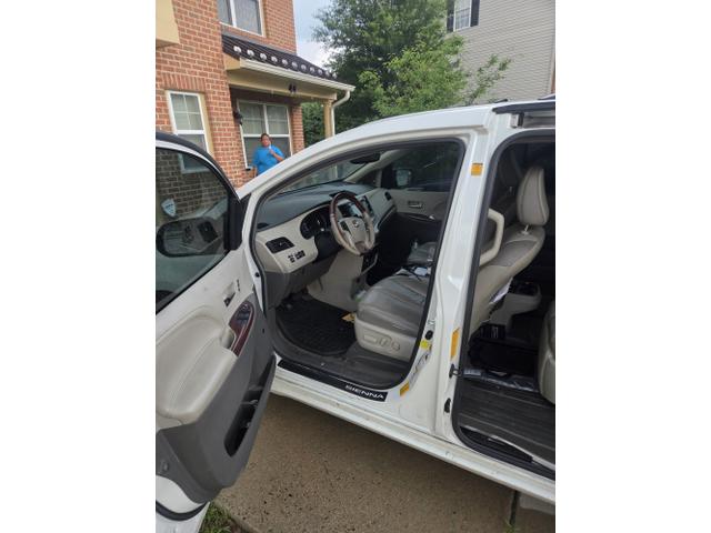Photo of 2012 White Toyota Sienna