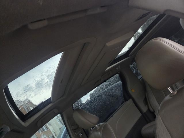 Photo of 2012 White Toyota Sienna