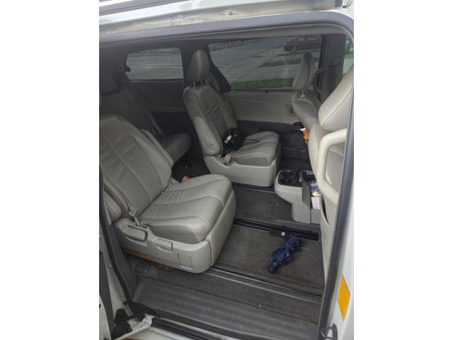 Photo of 2012 White Toyota Sienna