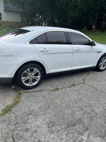Photo of 2015 White Ford Taurus