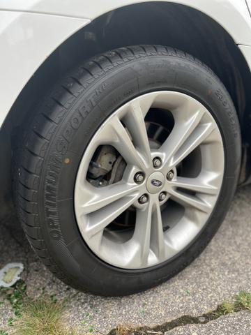 Photo of 2015 White Ford Taurus