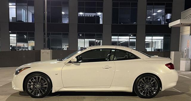Photo of 2014 White INFINITI Q60