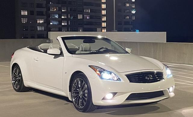 Photo of 2014 White INFINITI Q60