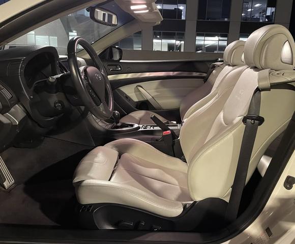 Photo of 2014 White INFINITI Q60