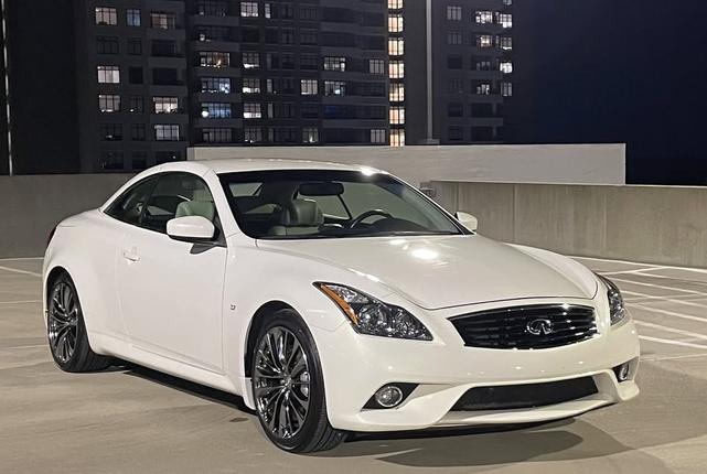 Photo of 2014 White INFINITI Q60