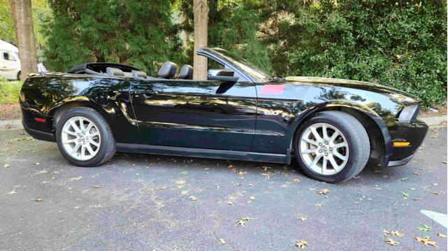 Photo of 2010 Black Ford Mustang