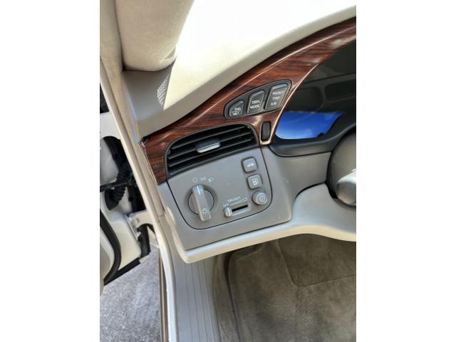 Photo of 2003 White Cadillac DeVille