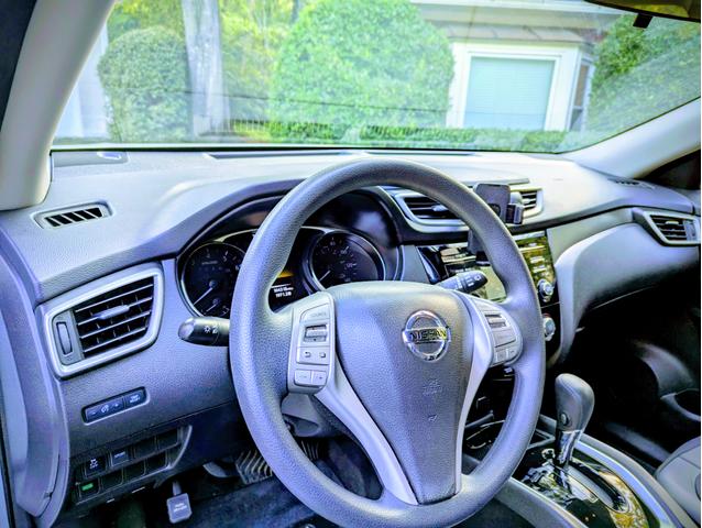 Photo of 2016 White Nissan Rogue