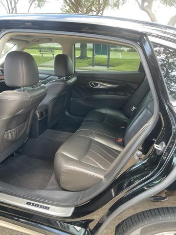 Photo of 2016 Black INFINITI Q70L
