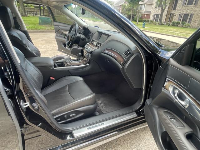 Photo of 2016 Black INFINITI Q70L