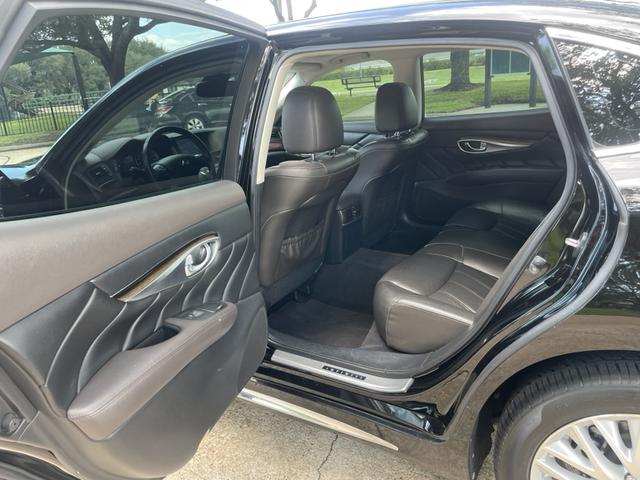 Photo of 2016 Black INFINITI Q70L