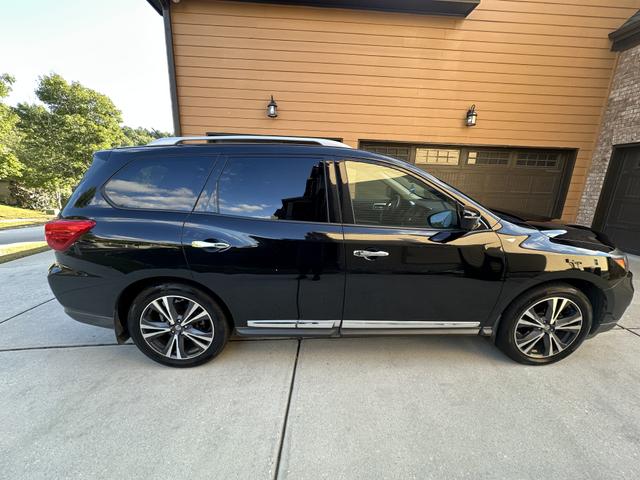 Photo of 2017 Black Nissan Pathfinder