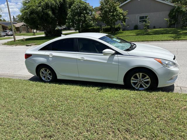 Photo of 2013 White Hyundai SONATA