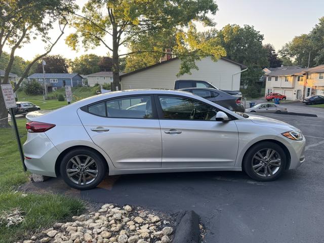 Photo of 2018 Silver Hyundai ELANTRA