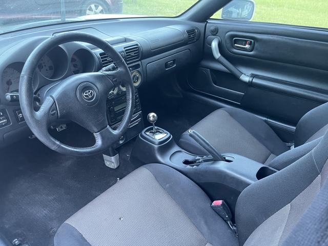 Photo of 2004 White Toyota MR2
