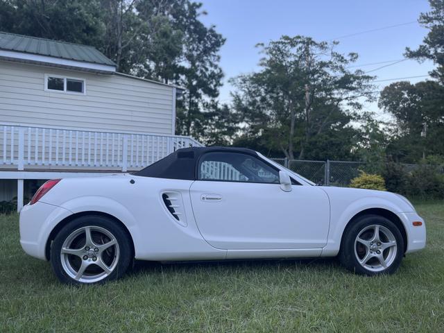Photo of 2004 White Toyota MR2
