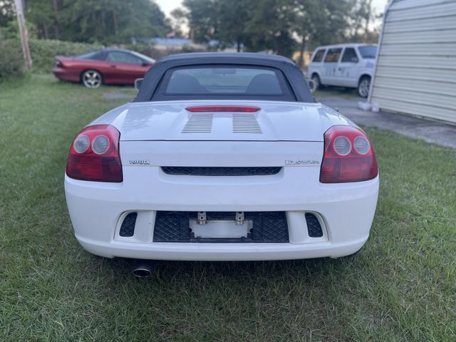 Photo of 2004 White Toyota MR2