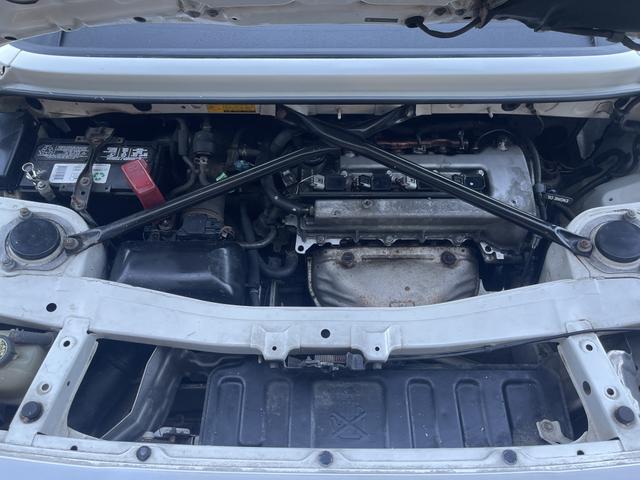 Photo of 2004 White Toyota MR2