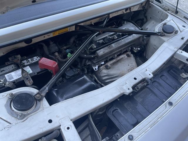 Photo of 2004 White Toyota MR2