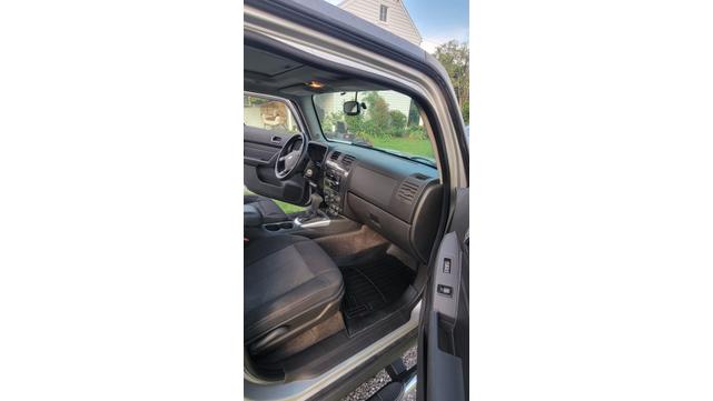 Photo of 2010 Silver Hummer H3