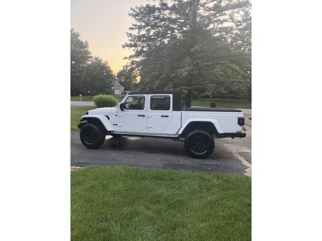 Photo of 2023 White Jeep Gladiator