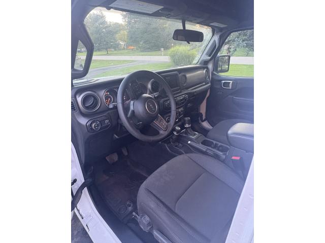 Photo of 2023 White Jeep Gladiator