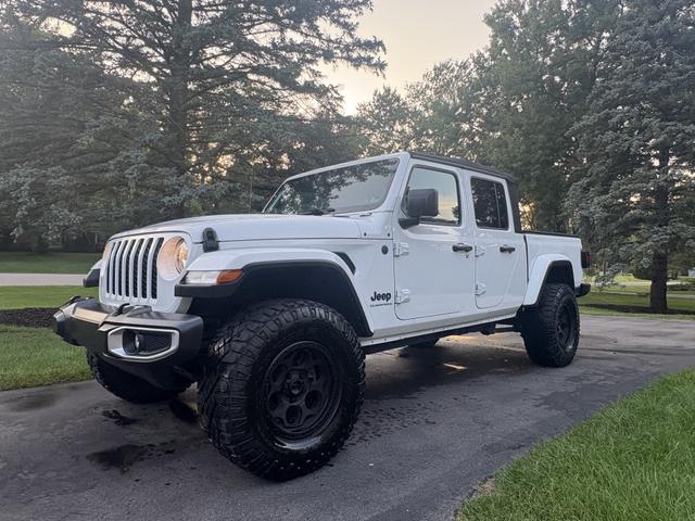 Photo of 2023 White Jeep Gladiator