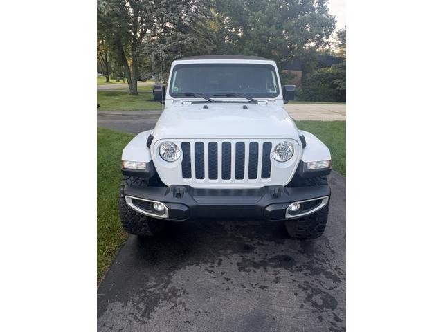 Photo of 2023 White Jeep Gladiator