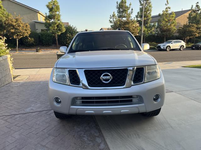 Photo of 2011 Silver Nissan Pathfinder