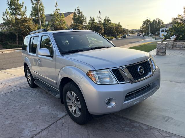 Photo of 2011 Silver Nissan Pathfinder