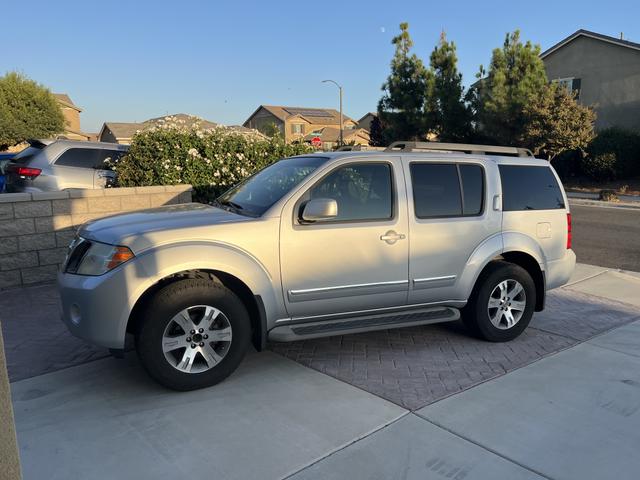 Photo of 2011 Silver Nissan Pathfinder