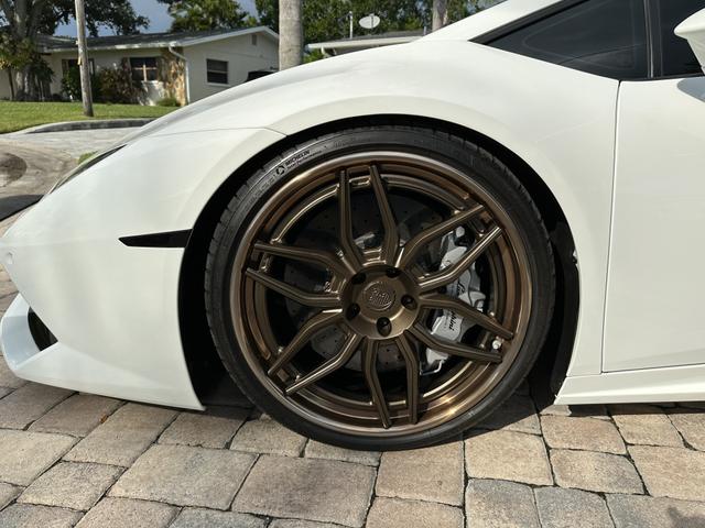 Photo of 2016 White Lamborghini Huracan
