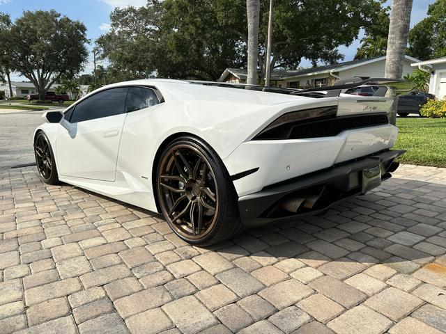 Photo of 2016 White Lamborghini Huracan