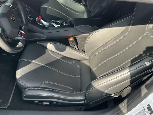 Photo of 2016 White Lamborghini Huracan