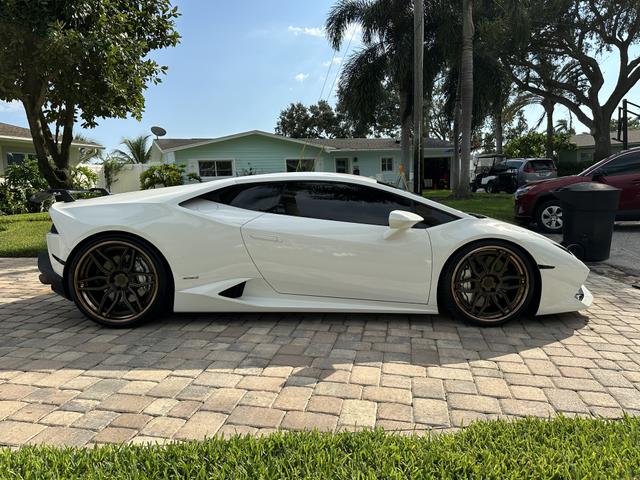 Photo of 2016 White Lamborghini Huracan